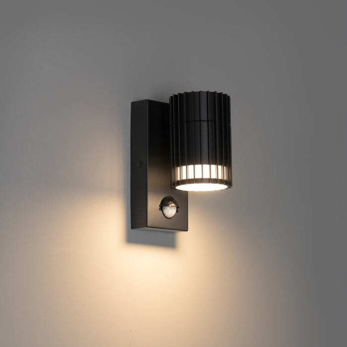 QAZQA Design buiten wandlamp zwart met bewegingssensor IP44 - Boris