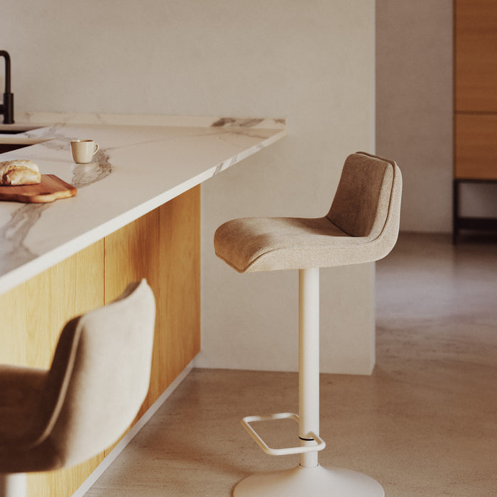 Kave Home - Zenda-kruk in beige chenille en en staal met matwitte