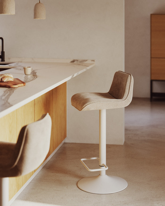 Kave Home - Zenda-kruk in beige chenille en en staal met matwitte