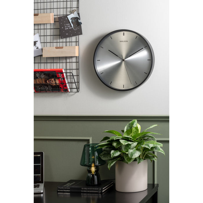 Karlsson - Wandklok - Finesse - Nikkel wijzerplaat - Zwarte behuizing