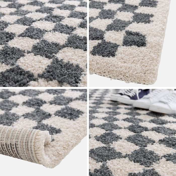 sweeek - Donkerblauw en crèmekleurig dambord vormig interieur tapijt