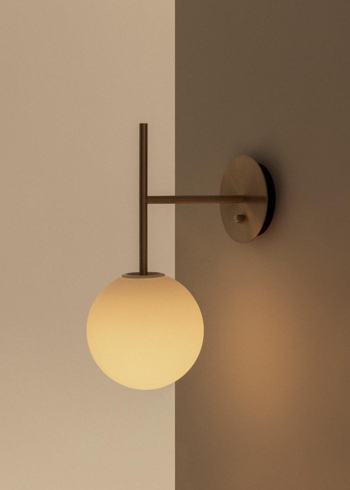Audo Copenhagen TR Bulb Suspended wandlamp messing