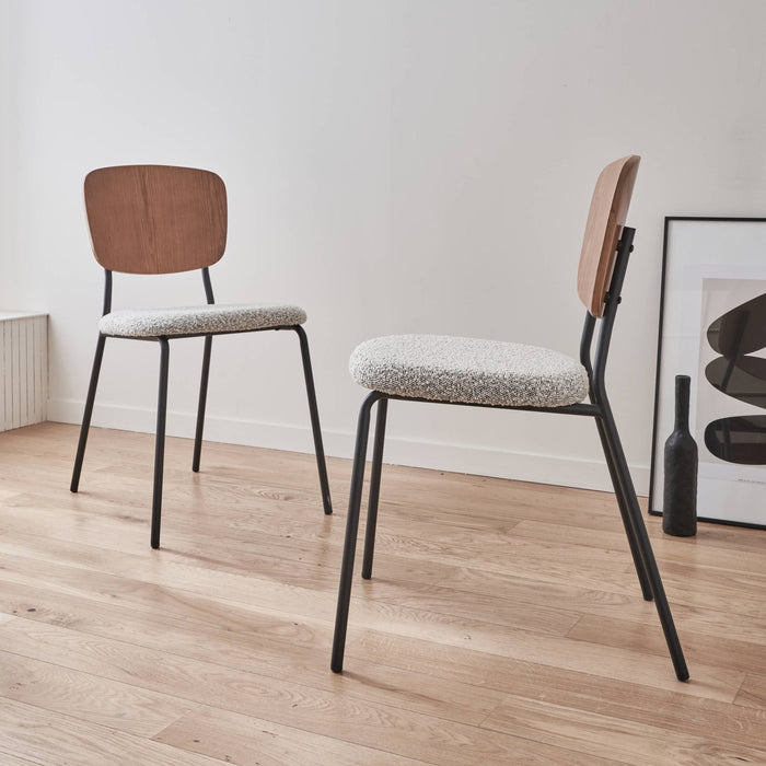 sweeek - Bouclé zitting en houten rugleuning stoel, set van 2