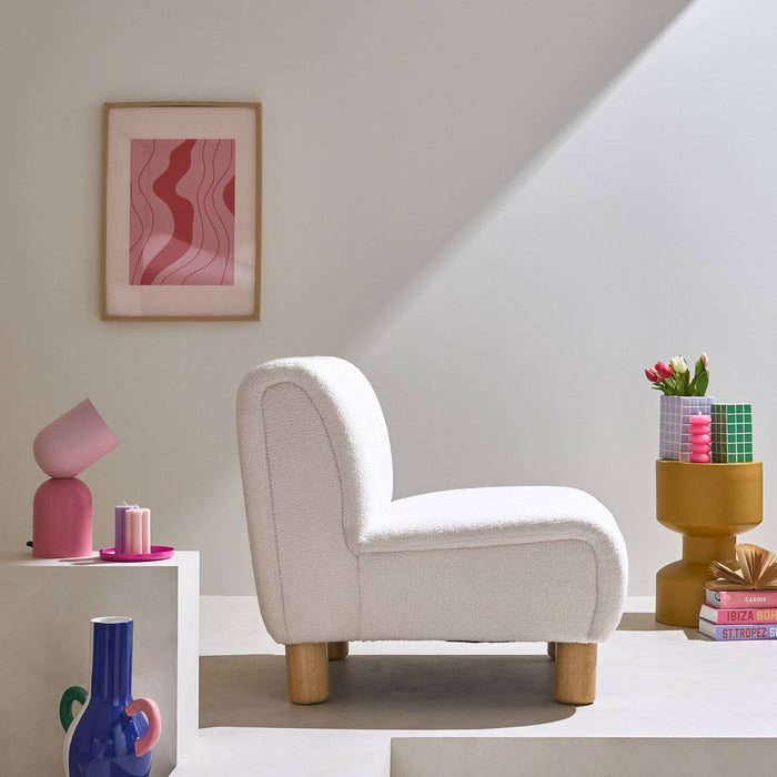 sweeek - Relaxfauteuil met afgeronde poten in hout en boucléstof