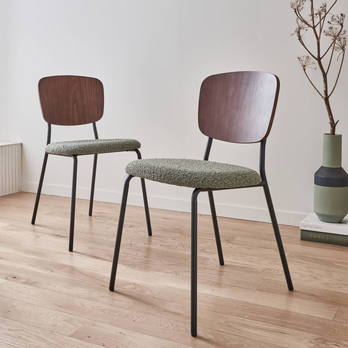 sweeek - Bouclé zitting en houten rugleuning stoel, set van 2