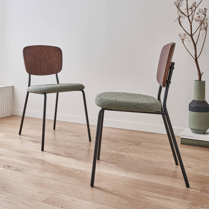 sweeek - Bouclé zitting en houten rugleuning stoel, set van 2