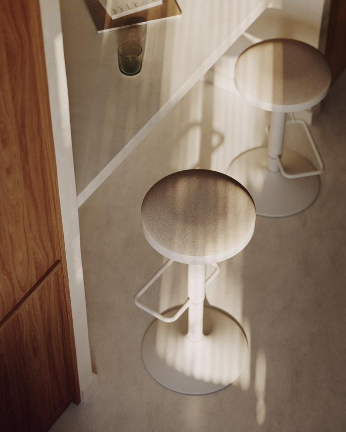 Kave Home - Zaib-kruk in beige chenille en en staal met matwitte