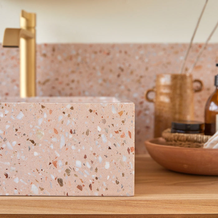 Tikamoon - Made - Vierkante wastafel in roze premium terrazzo