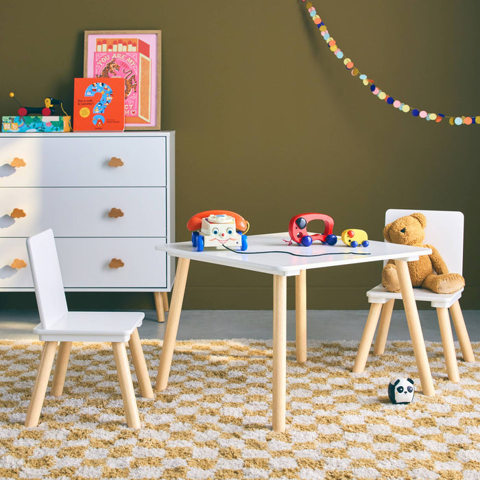 sweeek - Vierkante kindertafel grenenhout 2 stoelen