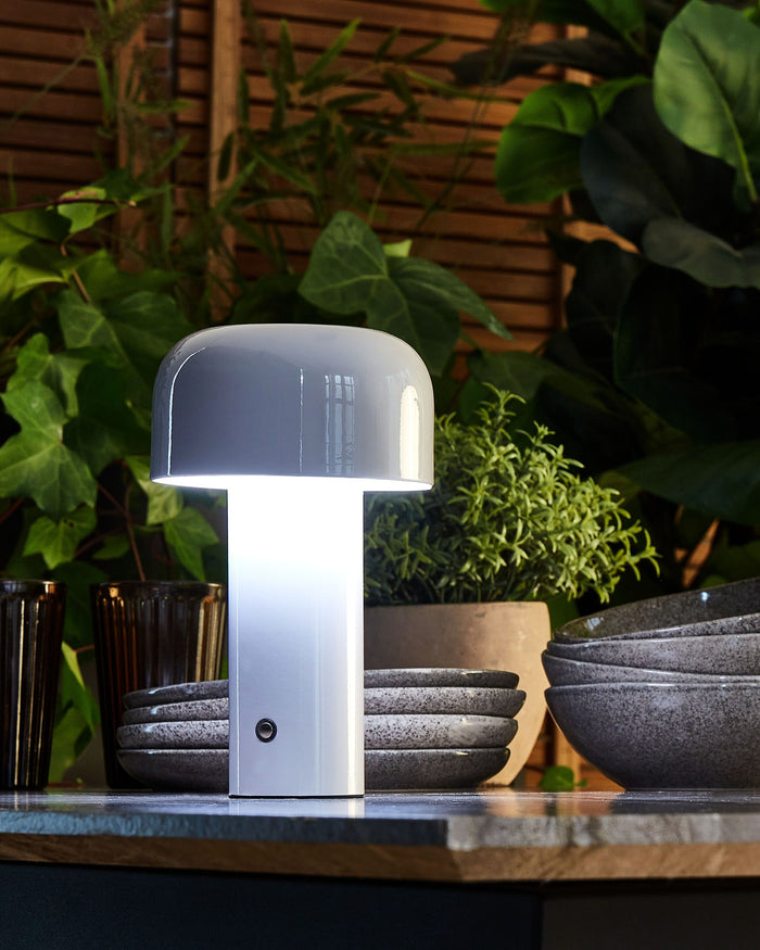 Beliani - BESOS - Tafellamp - Wit - IJzer