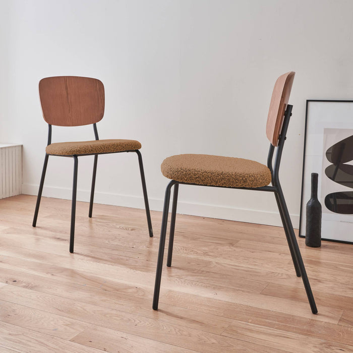 sweeek - Bouclé zitting en houten rugleuning stoel, set van 2