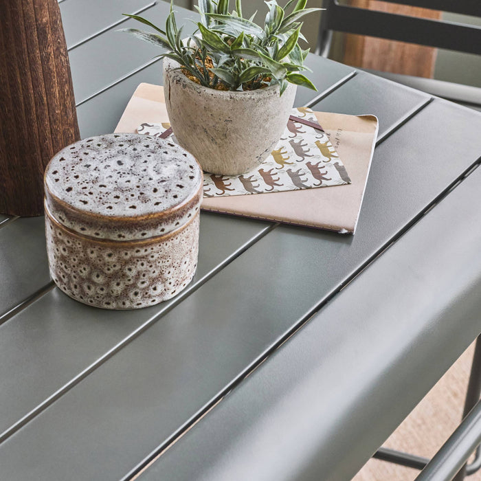 sweeek - 2-zits metalen tuintafel H 95cm