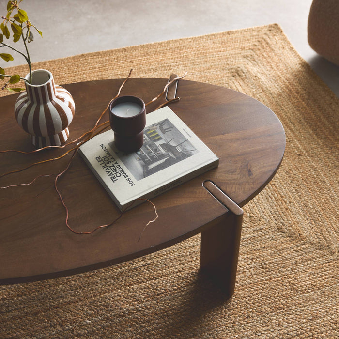 sweeek - Ovale salontafel in massief hout 120cm