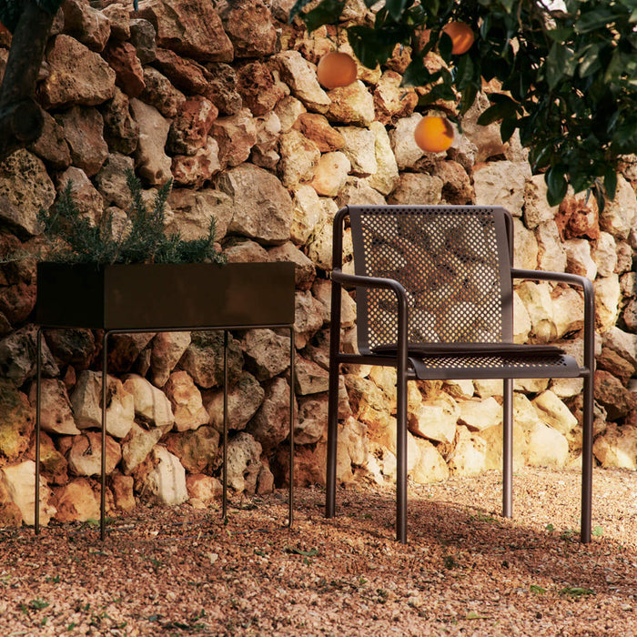 ferm LIVING Dapple Tuinstoel met Armleuning - Dark Chocolate