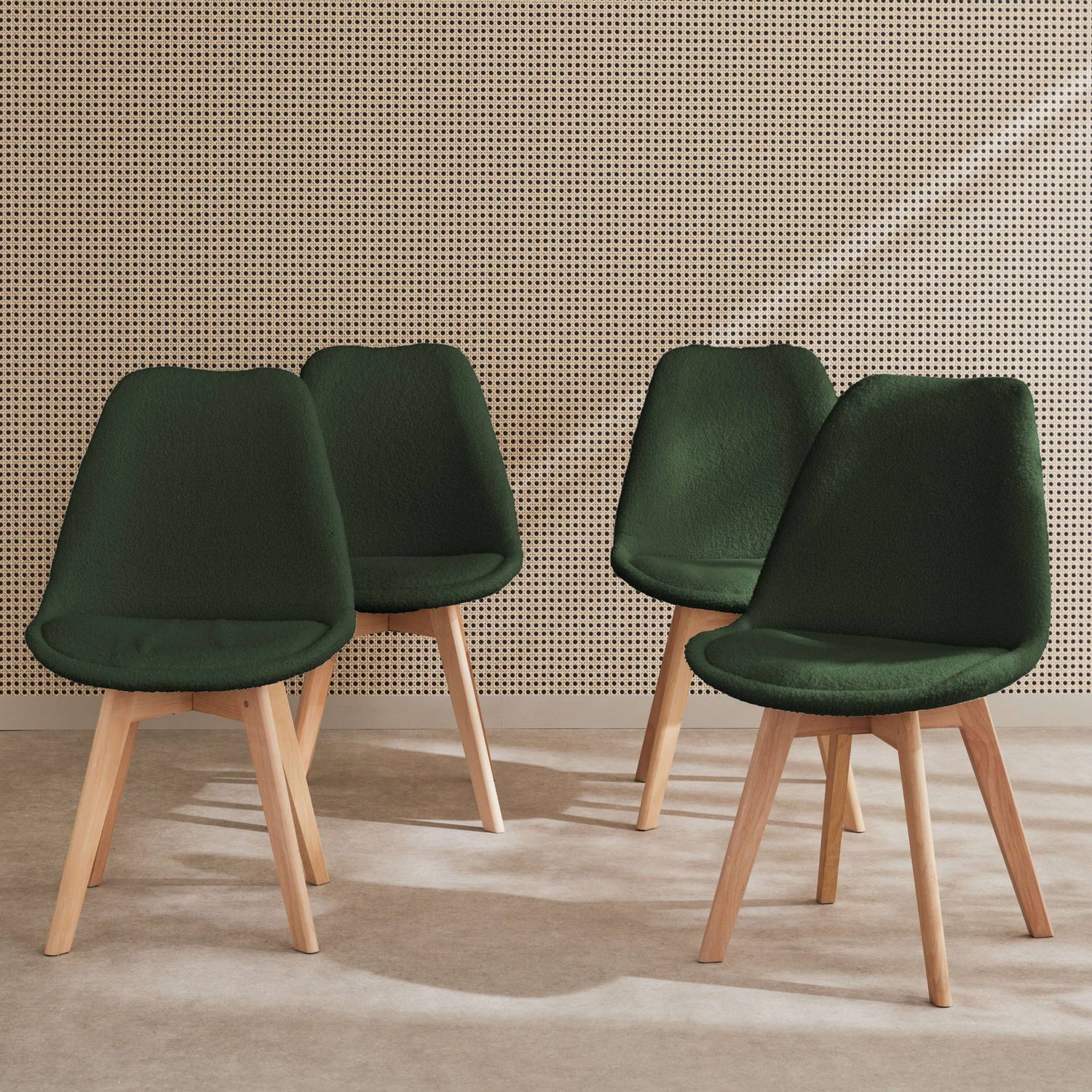 sweeek - Scandinavische boucléstoel met houten poten (set van 4)