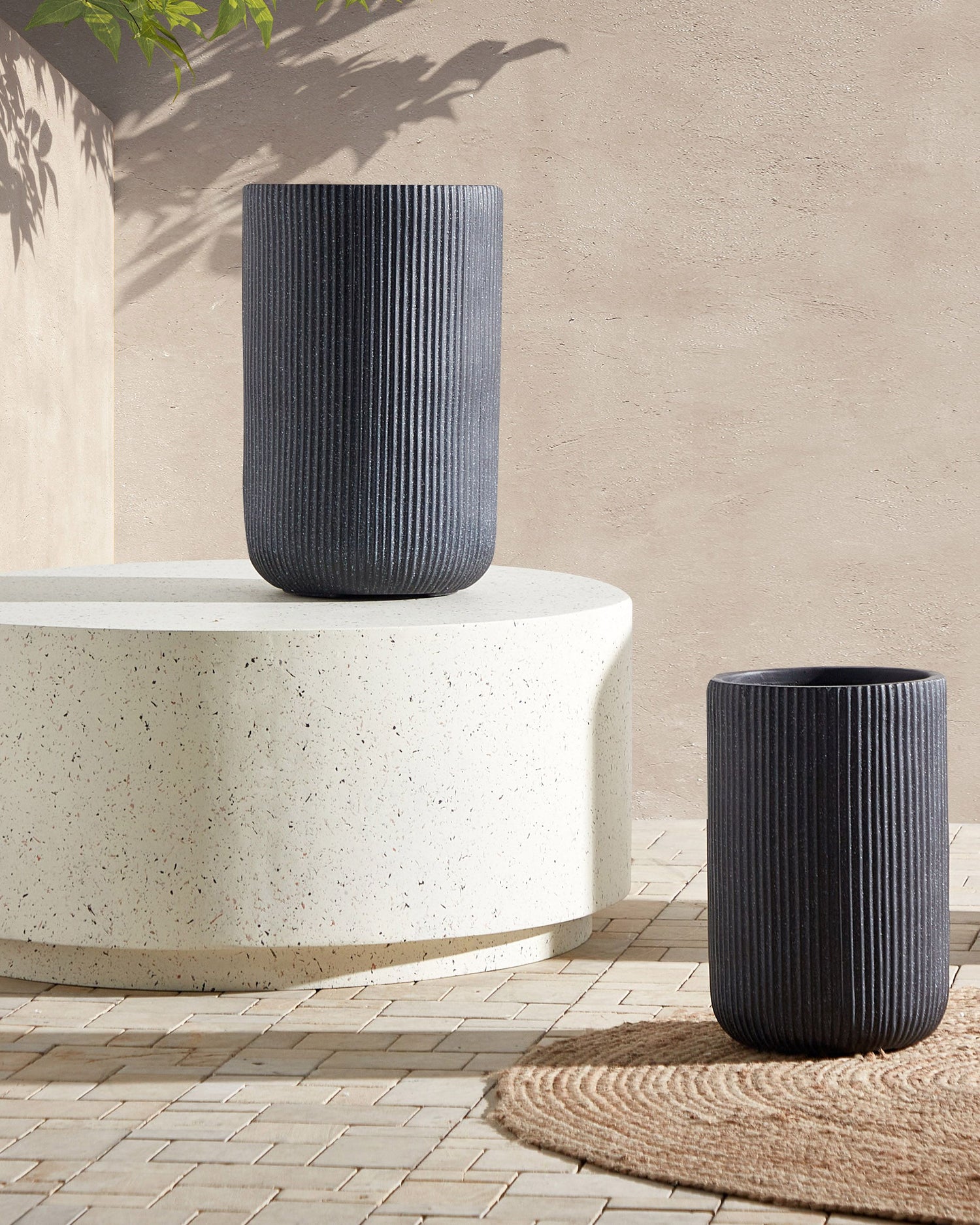 Beliani - EANTIO - Bloempot - 30 x 30 x 49 cm - Zwart - Kleivezels