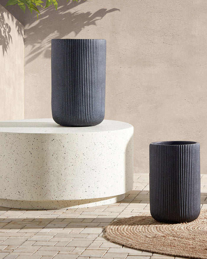 Beliani - EANTIO - Bloempot - 30 x 30 x 49 cm - Zwart - Kleivezels